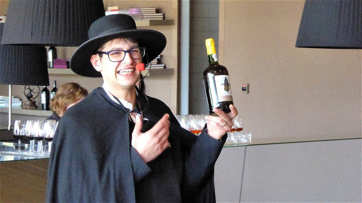 Unser Guide in der typischen "Sandeman-Tracht"