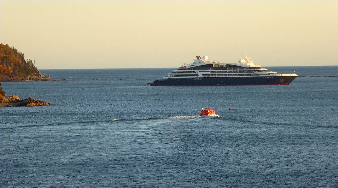 Vor uns ankert ein Schiff von                          "Ponant"