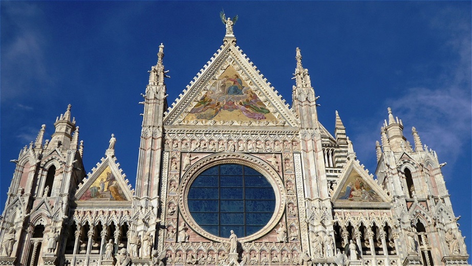 Oberer Teil der Fassade - die dreiachsige Westfront mit spitzen Dreiecksgiebeln ist dekoriert durch eine Reihe von Säulen, Statuen und eingelegtem Marmor
