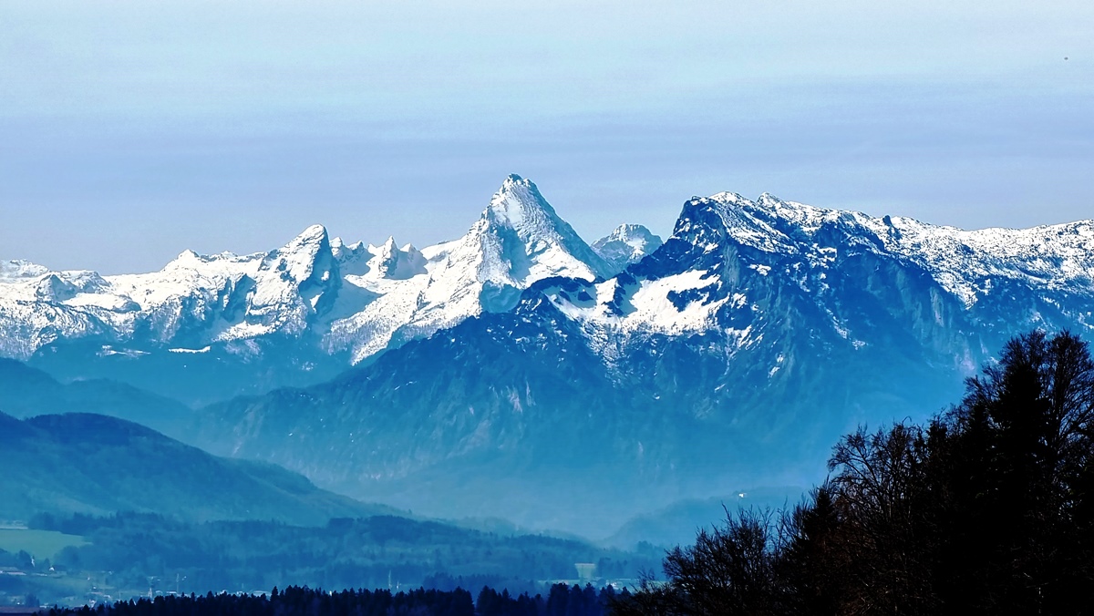 Das Watzmannmassiv (rechts vorgelagert der Untersberg)