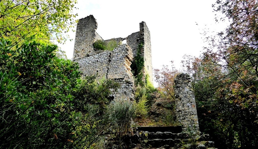 Geborstener Festungsturm am Eingang von Castelvecchio im  Val d'Elsa. Das Gründungsdatum könnte in die Zeit der Langobardeninvasion im 6. und 7. Jh. liegen