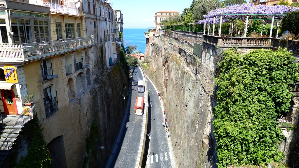 Auf der Piazza Tasso - Blick nach Norden in Richtung Hafen
Die Häuser auf der rechten Seite stehen auf einer dicken vulkanischen Tuffgesteinsschicht