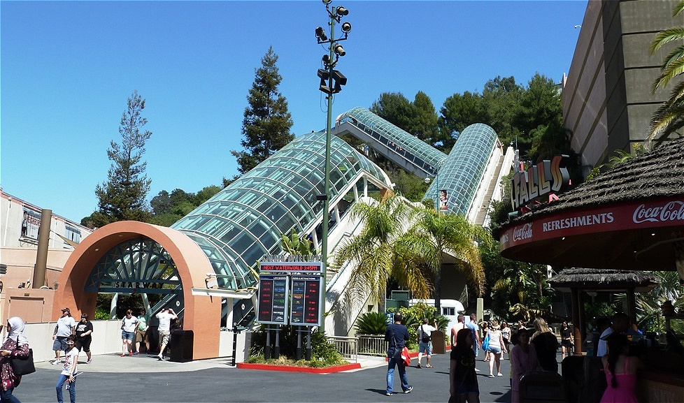 Endlose Rolltreppen als Auf- und Abstiegshilfe
Die Universal Studios Hollywood sind in zwei Bereiche unterteilt – den Upper Lot und den Lower Lot.