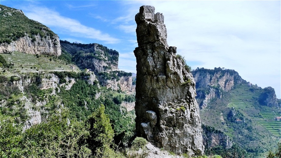 Imposantes Naturdenkmal am Wegrand