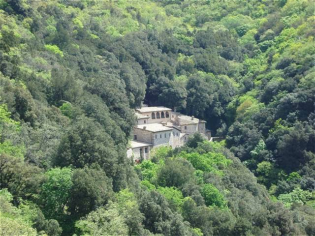 Das Eremo delle Carceri ist ein kleiner Klosterbau in einer steilen Waldschlucht am Monte Subasio, in Umbrien