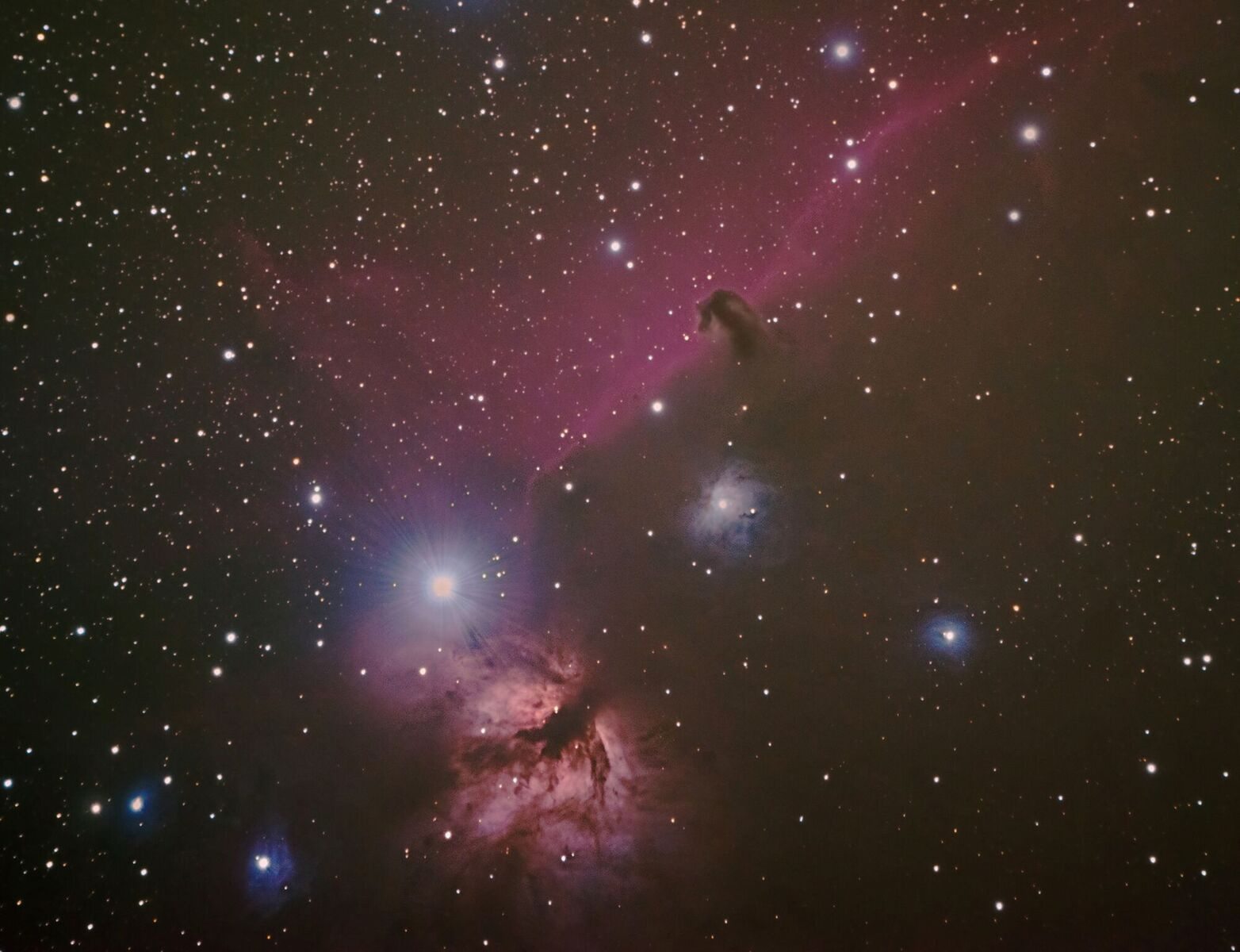Barnard 33, Horsehead Nebula, Orion
18.-20.03.2015, 4" TMB
f/6.3 | 3x10min. | ISO 1600, 11x20min. | ISO 800