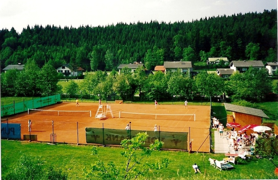 1993 - noch vor Klubhausbau - heute steht das Klubhaus im Vordergrund vor den Tennisplätzen