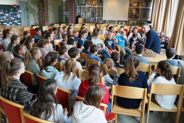 Hunderte Schüler lauschen Martin Selle, als er bei seiner Profi-Autorenlesung aus seinen IQ-Büchern, Multiwertlesen, liest Hunderte Schüler lauschen Martin Selle, als er bei seiner Profi-Autorenlesung aus seinen IQ-Büchern, Multiwertlesen, liest
