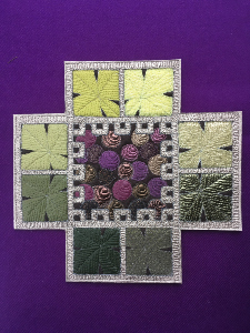 Croix grecque avec motifs de feuilles de vigne et raisins