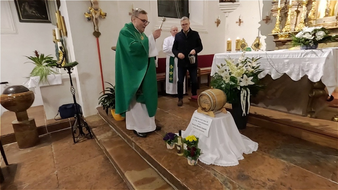 Der junge Wein wird getauft