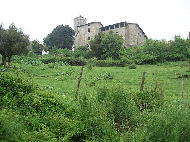 Castello Biscina thront hoch oben auf einem Hügel