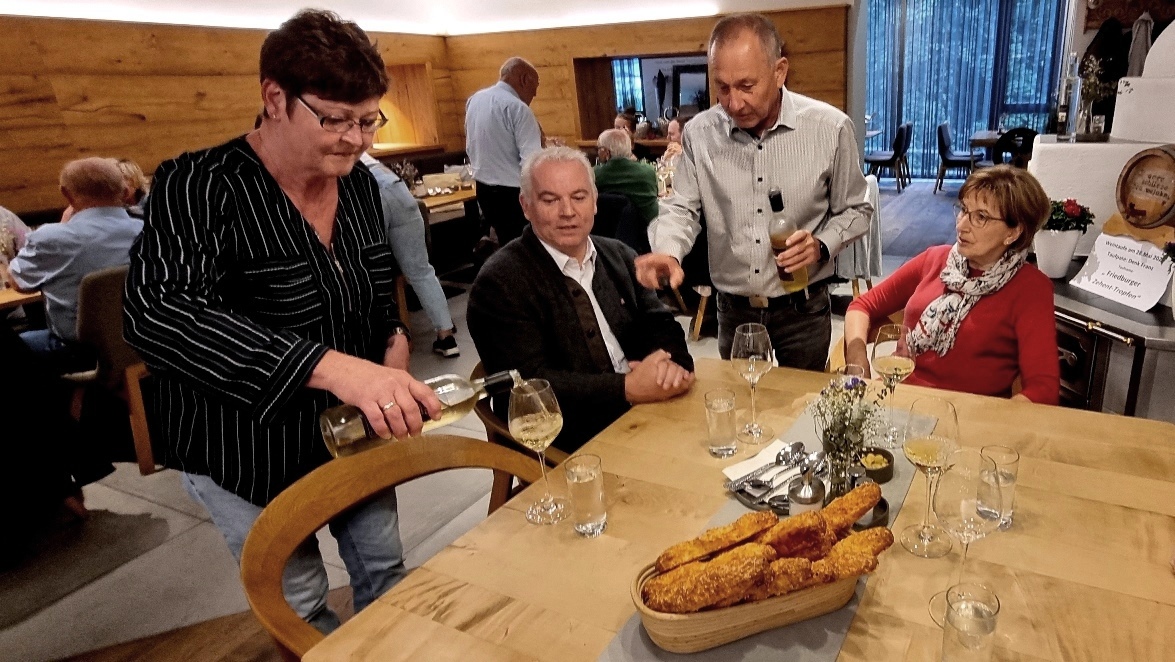 Kellermeister mit Gattin schenken ein