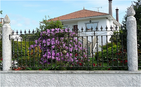 Villen kündigen die nahe Stadt an