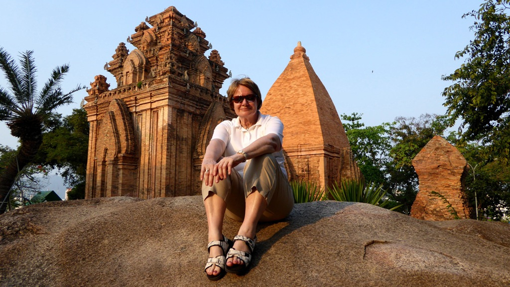 Der Po Nagar Tempel, zu dem die Türme gehören, liegt auf einer kleinen Anhöhe über dem Fluss ca. 1,5 km nördlich des Stadtzentrums.