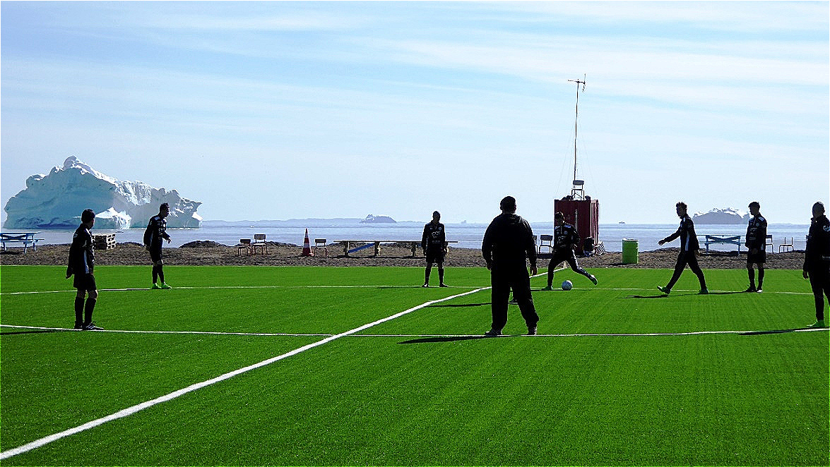 Ein "Höschi" wird gespielt - Aufwärmspiel im Kreis