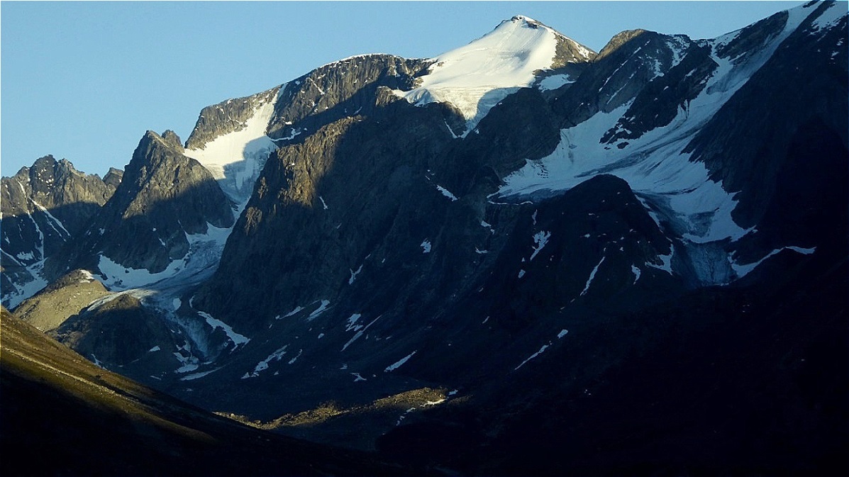 Dunkle Gipfel im Eismantel