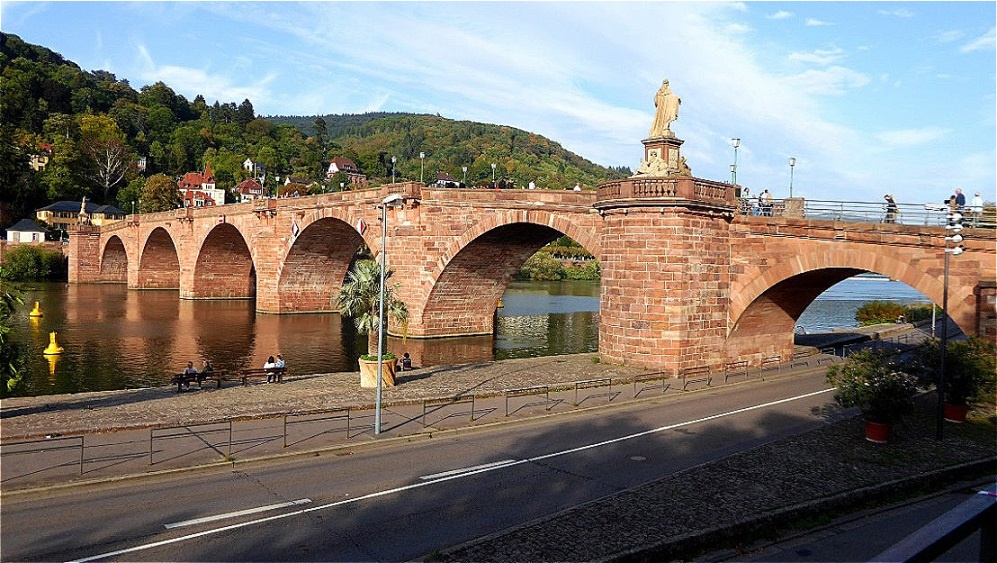 Die Karl-Theodor-Brücke, besser bekannt als "Alte Brücke". Sie verbindet die Altstadt mit dem gegenüberliegenden Neckarufer am östlichen Ende des Stadtteils Neuenheim..

