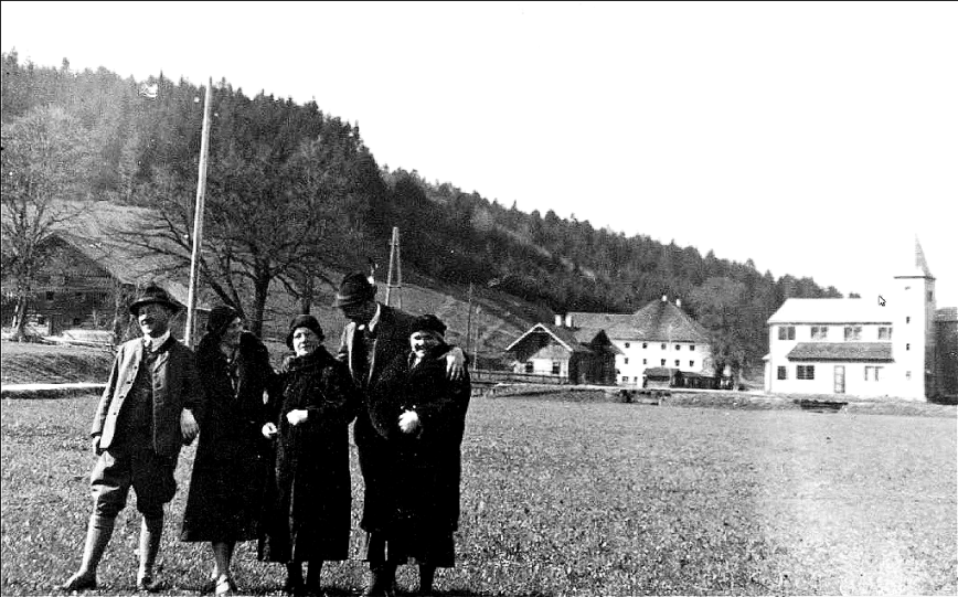 In den 1920-er Jahren. Barackenkirche und GH Pühringer