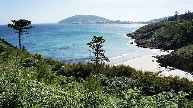 Erster Blick auf den Ort Finisterre mit der Halbinsel