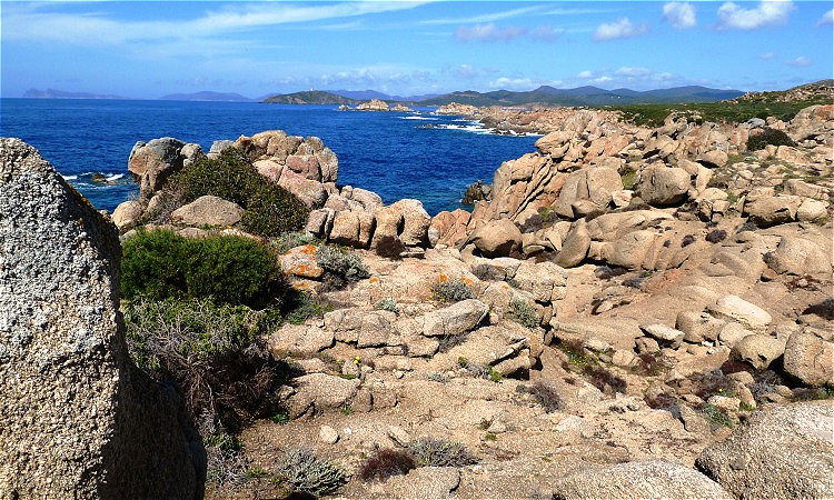 Strand - Felsen vom Wasser geformt