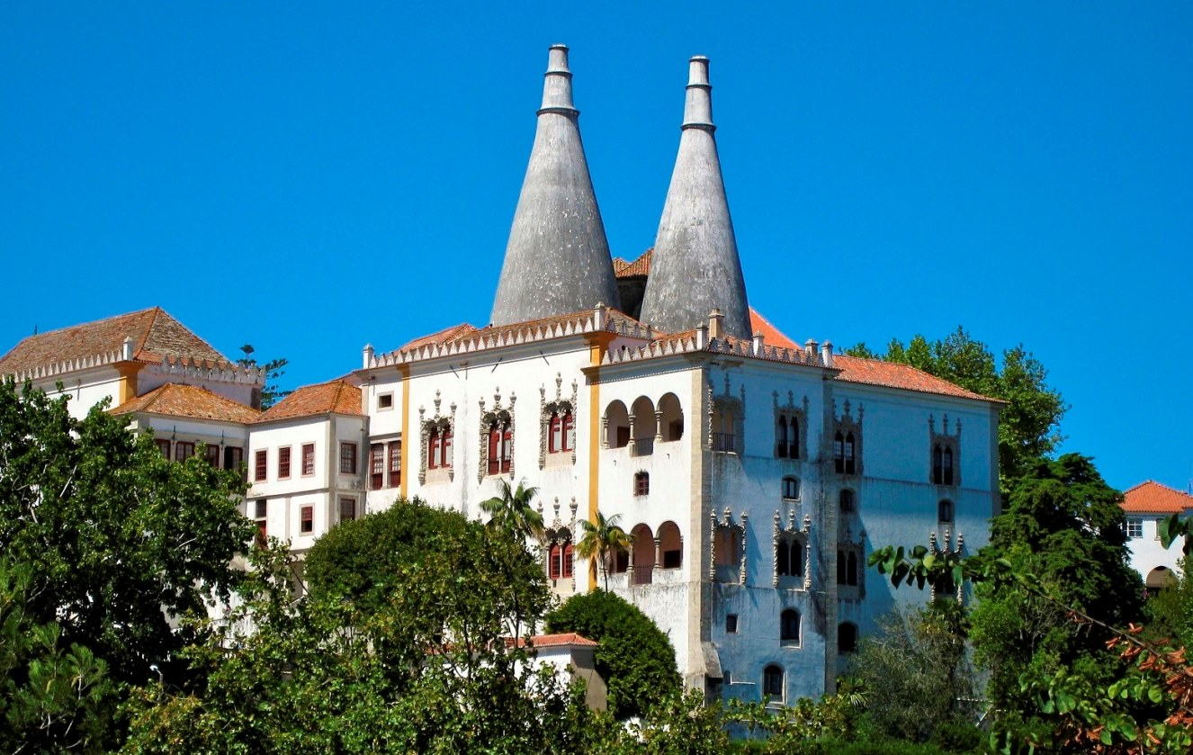 Er fällt besonders durch seine zwei großen konischen Kaminschornsteine und die kunstvollen Verkleidungen mit Keramikfliesen (Azulejos) auf.