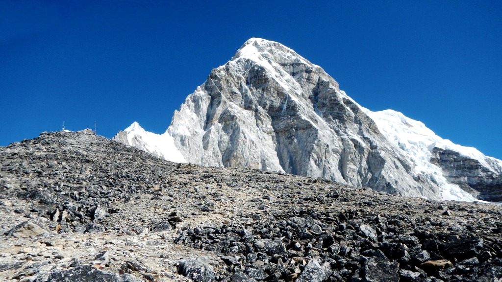 Kurz unter dem Gipfel des Kala Patthar mit dem Pumori (7.161 m)
Pumori (oder Pumo Ri) ist ein Berg an der Grenze zwischen Nepal und China, ungefähr acht Kilometer westlich des Mount Everest. Pumori bedeutet in der Sprache der Sherpa „Unverheiratete Tochter“ und wurde von George Mallory gewählt