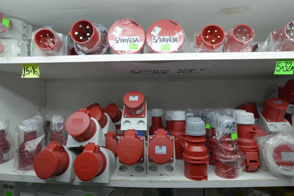 Trifazne vtičnice, vtikači, natičnice...