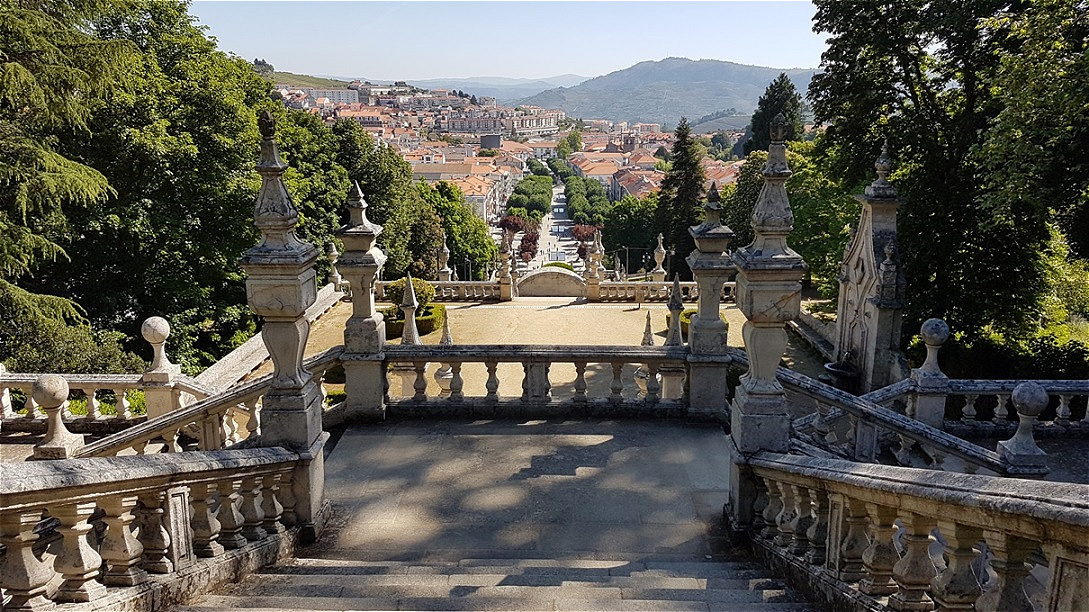 Die Pilgertreppe führt hinunter in die Stadt