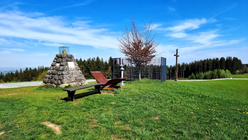 Hier stand bis 2004 die stattliche Kaiserbuche