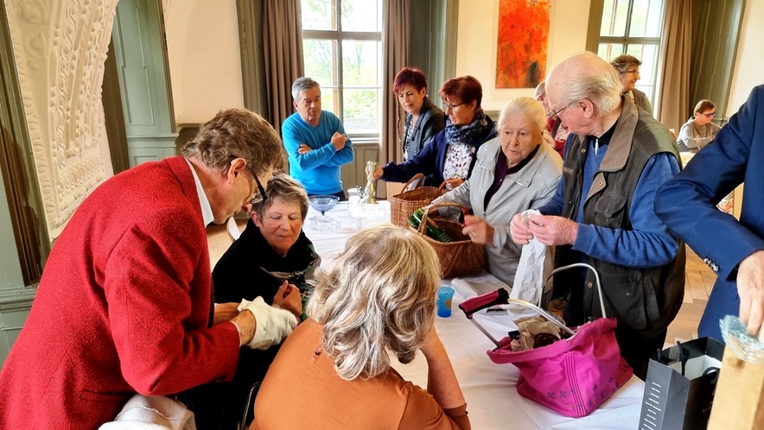 Gerda und Herta begutachten die mitgebrachten gläsernen Schätze