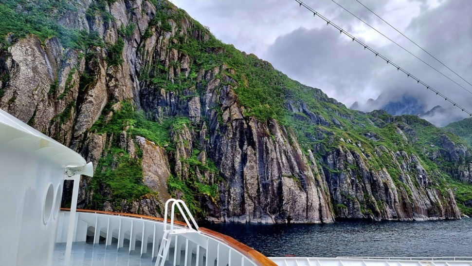 Der Trollfjord ist ein 2 Kilometer langer Seitenarm des Raftsunds, in der Region Lofoten