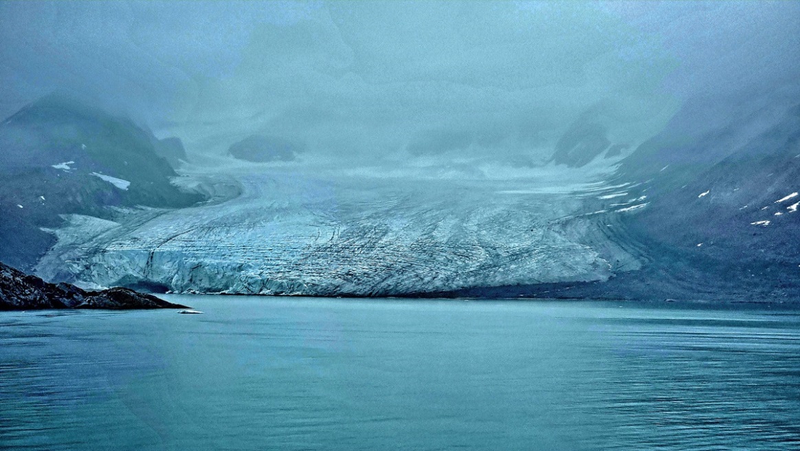 Der Fjord ist nach der alten Walfangsiedlung Smeerenburg benannt