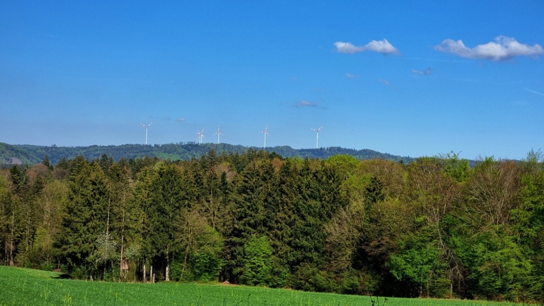 Über Jeging - Blick zum Windpark Munderfing