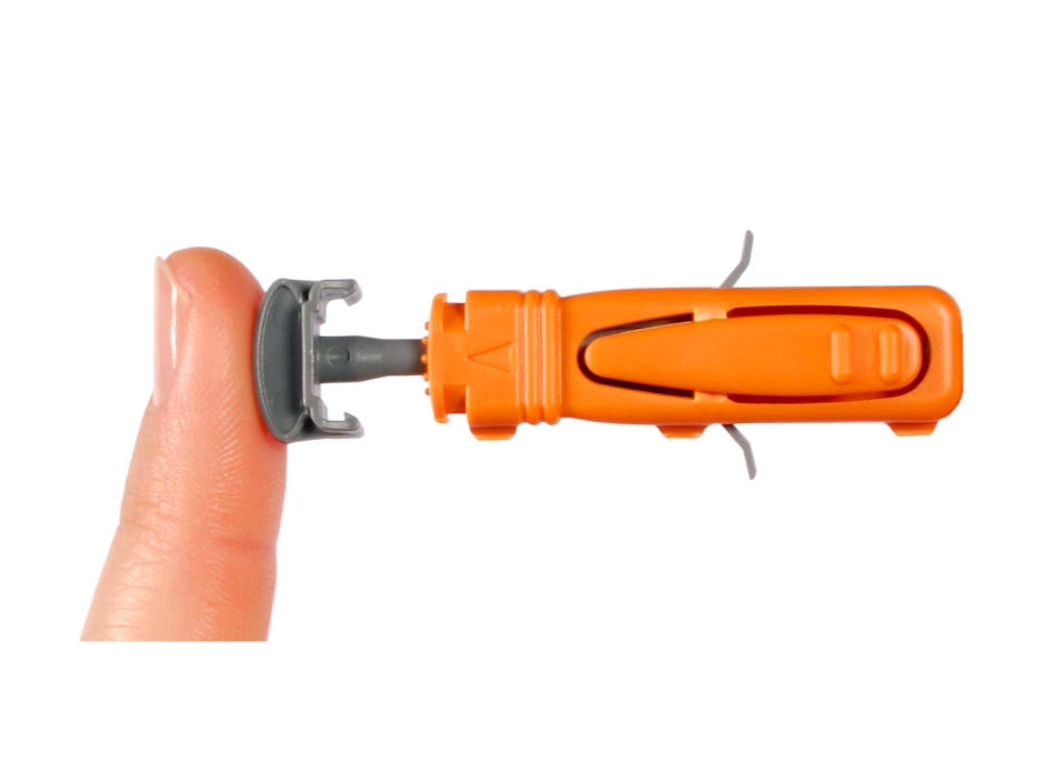 Pustite, da se pritisni gumb avtomatske lancete zaskoči...