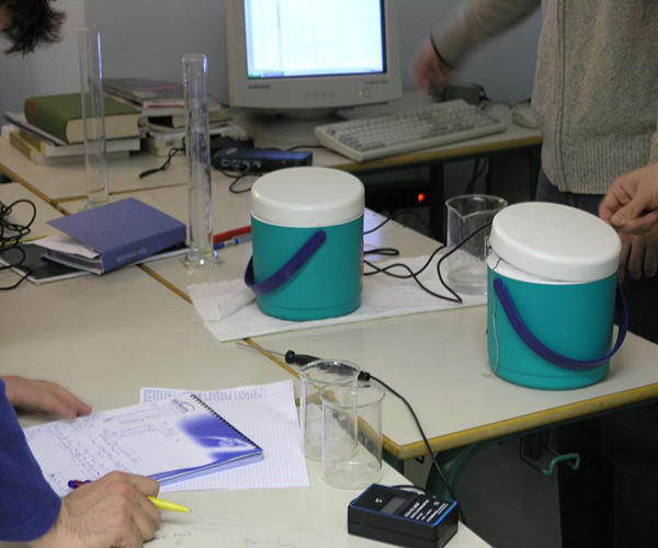 <h2>LABORATORIJSKE VAJE</h2> <h3>SREDNJE ŠOLE  //  FAKULTETE</h3>