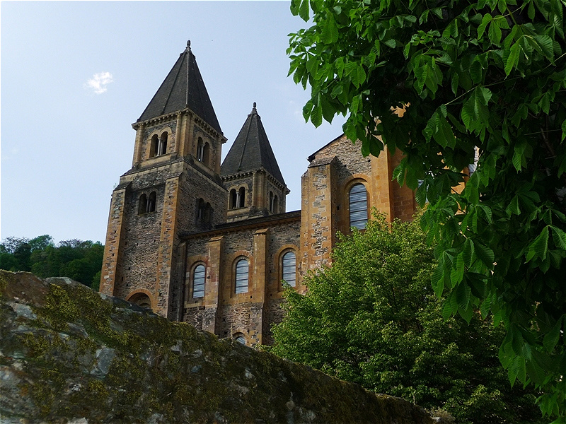 Klosterkirche Sainte-Foy.  Die Heilige Fides, die Tochter eines angesehenen Bürgers aus Agen,war im Jahre 303 im Alter von 13 Jahren zum Tode verurteilt worden, weil sie sich weigerte, die heidnischen Götter anzubeten