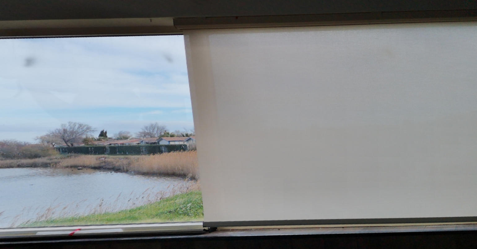 Installation de stores Rollobloc au restaurant Le CROQ à Gruissan ayguades