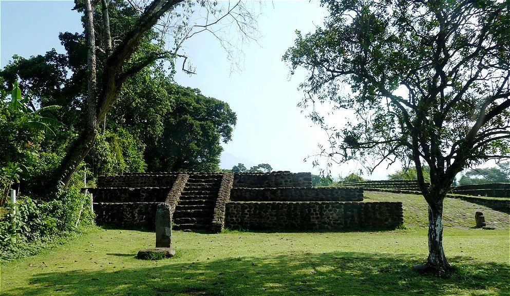Religiöses Zentrum
Izapa liegt an der Pazifikküste im mexikanischen Staat Chiapas. Die Bauten stammen aus einer Zeit etwa um 1000 vor Christus.