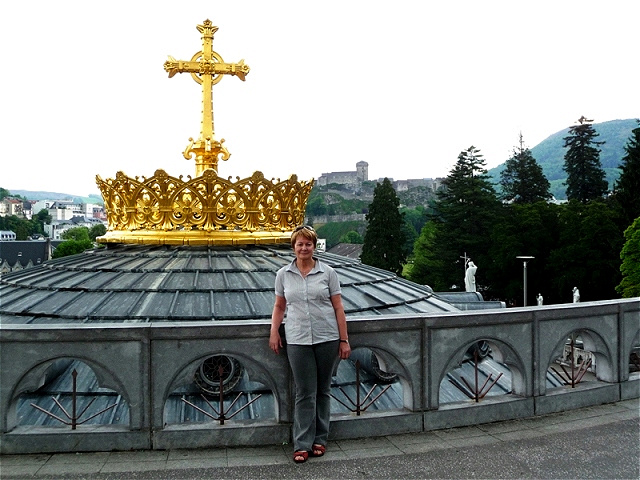 Auf der Terrasse vor den drei großen Kirchenbauten (die Basilika Notre-Dame-de-l’Immaculée-Conception, die Rosenkranzbasilika und die unterirdische Basilika Saint-Pie X)