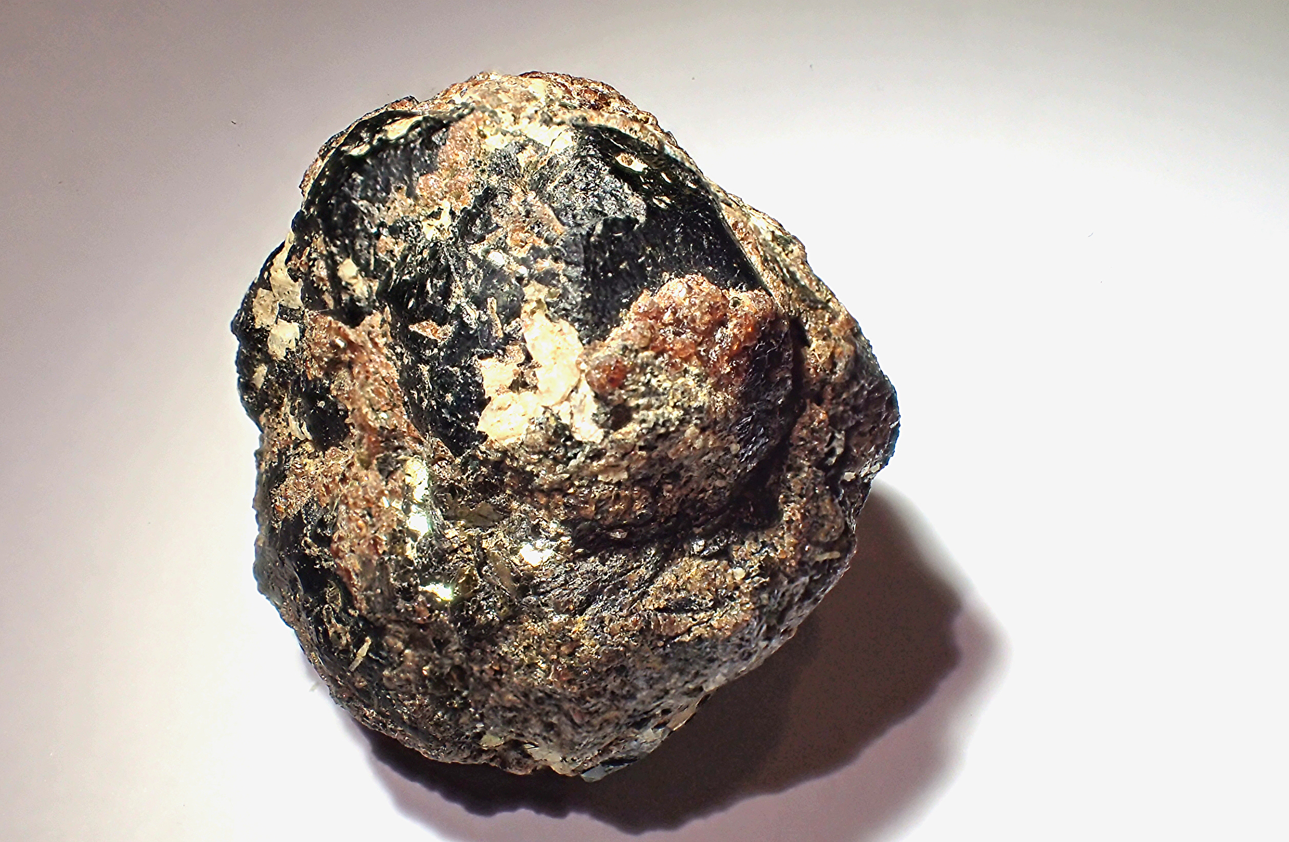 https://0501.nccdn.net/4_2/000/000/01e/20c/Hornblende-mit-Granat-Maiersch--2-5-cm.JPG