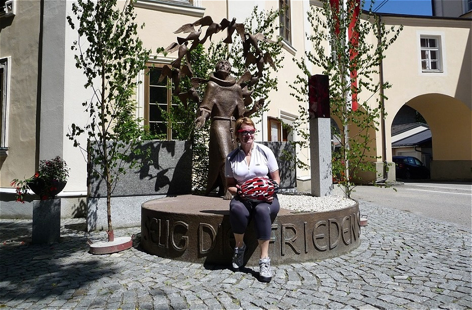 Vor dem Friedensdenkmal mit der Franz von Assisi Statue In Maria Schmolln