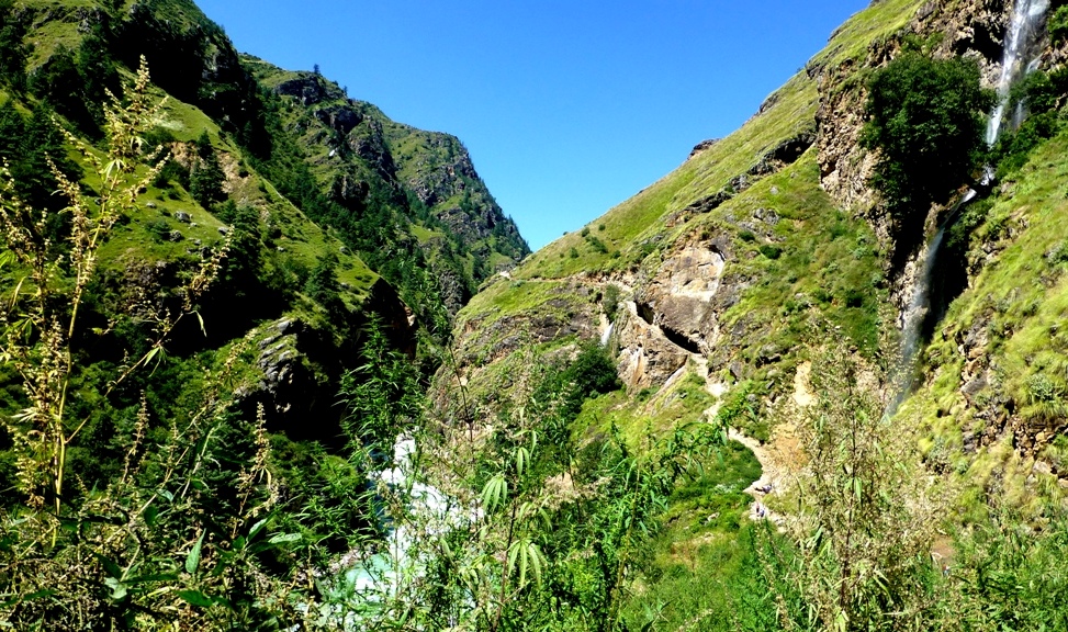 Weg bergauf entlang des Humla-Karnali-Flusses