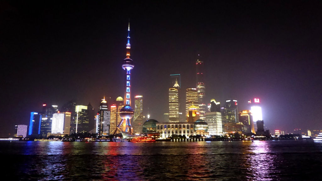 Der Fernsehturm wechselt ständig die Farbe der Beleuchtung