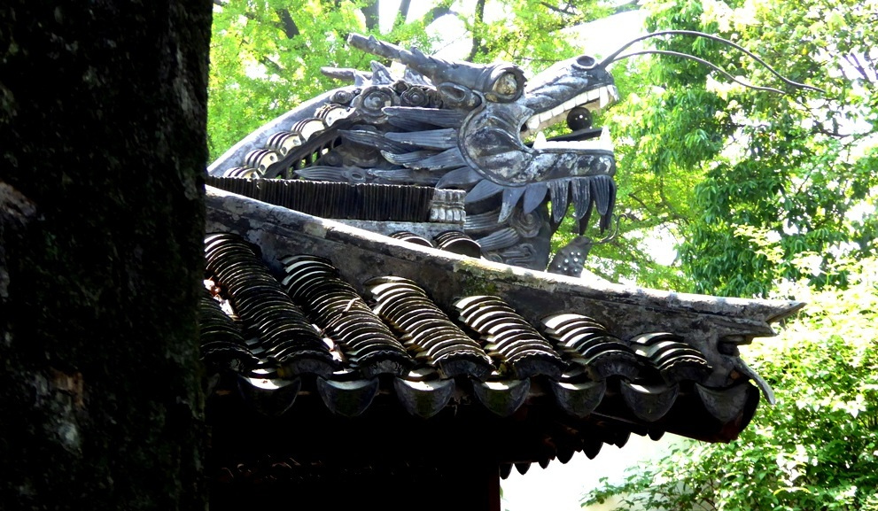 Ein Drache wacht über das Haus