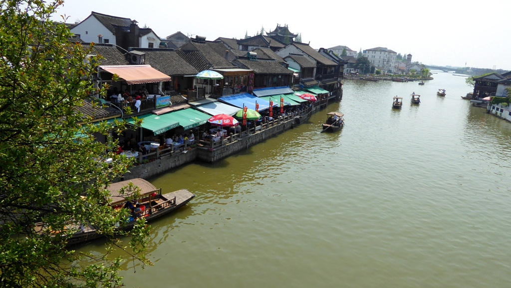 Das malerischen Zhujiajiao ist ein klassisches Wasserdorf, über 400 Jahre alt am Fluss Cao Gang.
