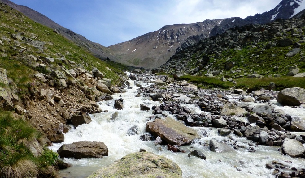 Ein reißender Gebirgsbach muss überwunden werden