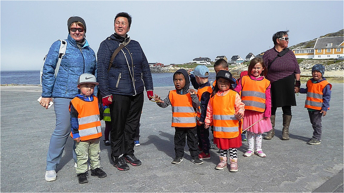 Kindergartenkinder beim Spaziergang