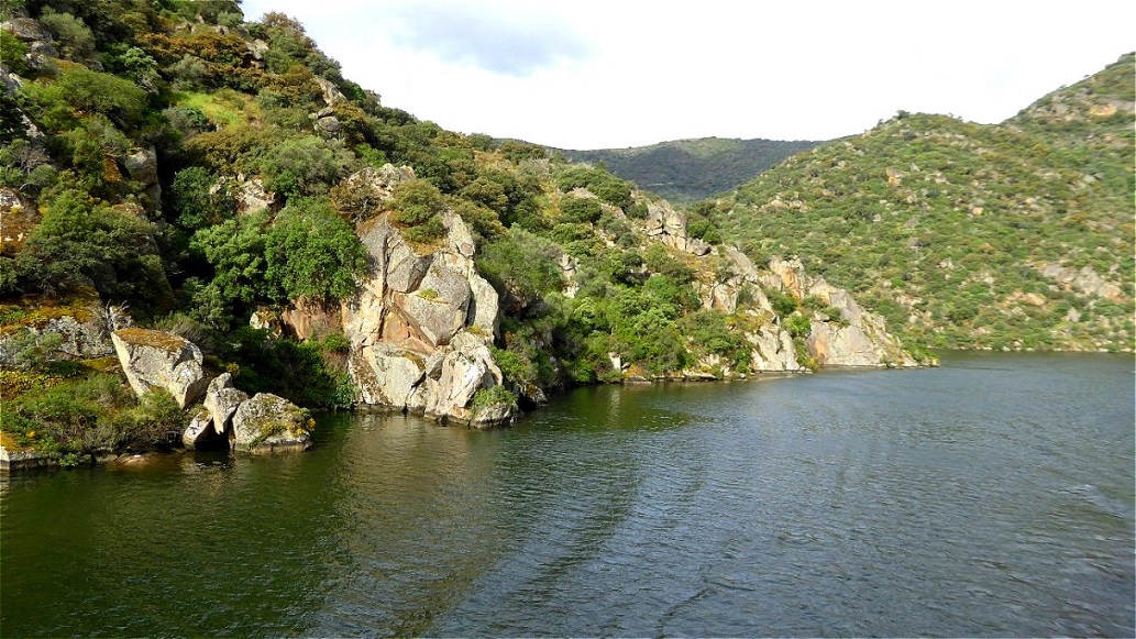 Langsam treten die Felsen wieder weiter zurück