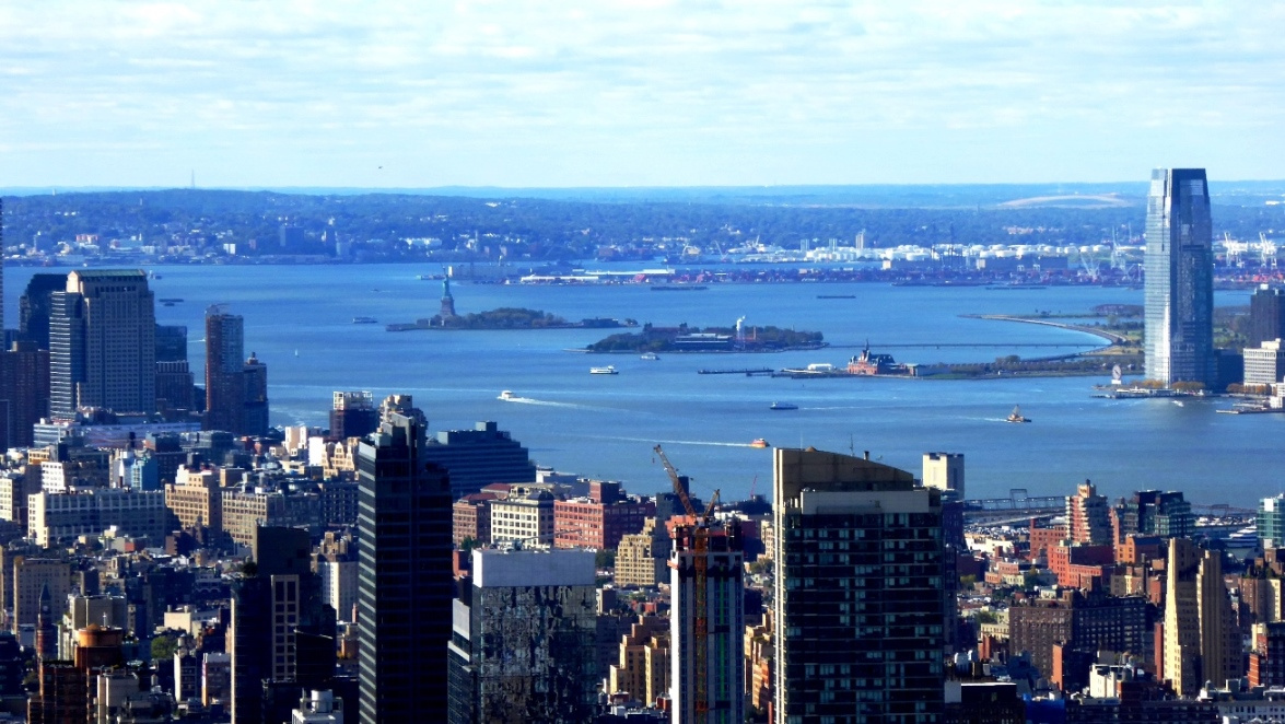 Blick über den Hafen auf  Liberty Island mit der Freiheitsstatue