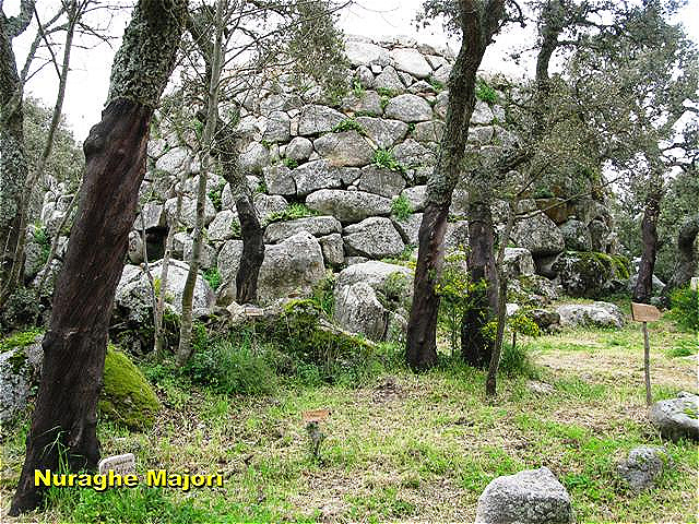 Nuraghe Majori
Nuraghen sind die prähistorischen und frühgeschichtlichen Turmbauten der Bonnanaro-Kultur (Jungsteinzeit ca. 1800–1500 v. Chr.)